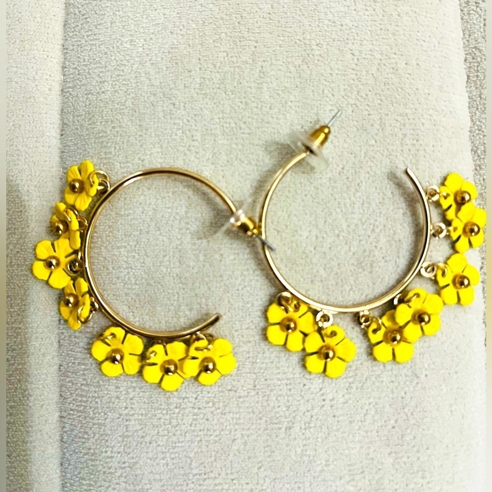 🌼 3/$15 & BUNDLE DEAL! 
Earrings Yellow Flower